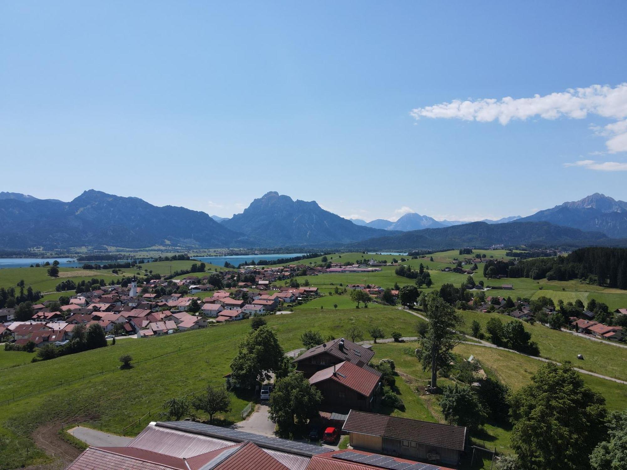 Chalet - Ferienwohnungen - Biohof Stoeger - Panoramasuedbalkon - Grandiose Aussicht Auf See, Berge Und Schloss Neuschwanstein ريدن المظهر الخارجي الصورة