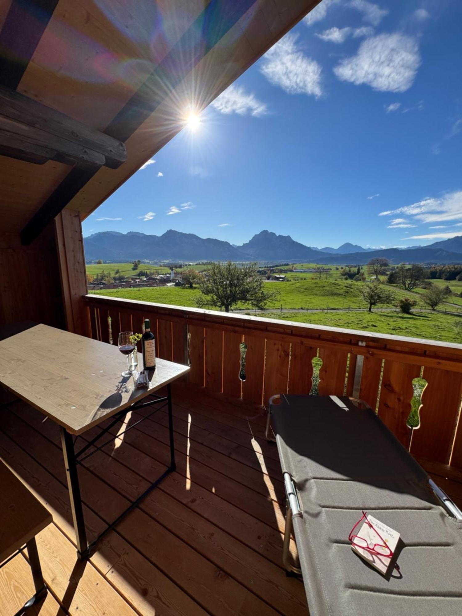 Chalet - Ferienwohnungen - Biohof Stoeger - Panoramasuedbalkon - Grandiose Aussicht Auf See, Berge Und Schloss Neuschwanstein ريدن المظهر الخارجي الصورة